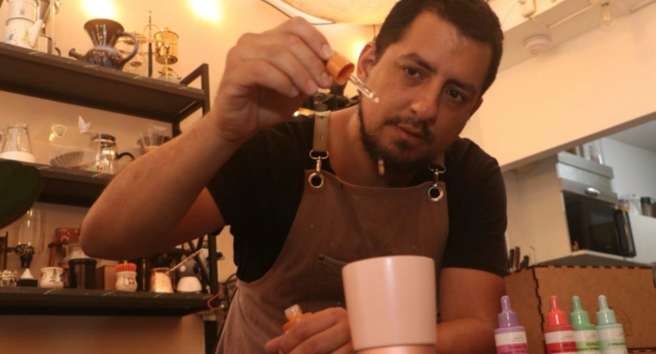 Christopher Piedra, el creador de 𝘎𝘶𝘢𝘯𝘢𝘤𝘰𝘧𝘧𝘦𝘦 de Pueblo Libre. Foto: Fabiola Valle.
