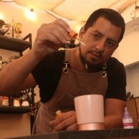 Christopher Piedra, el creador de 𝘎𝘶𝘢𝘯𝘢𝘤𝘰𝘧𝘧𝘦𝘦 de Pueblo Libre. Foto: Fabiola Valle.