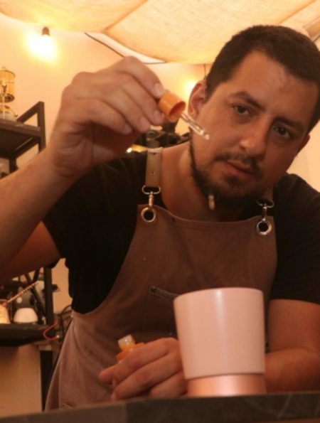 Christopher Piedra, el creador de 𝘎𝘶𝘢𝘯𝘢𝘤𝘰𝘧𝘧𝘦𝘦 de Pueblo Libre. Foto: Fabiola Valle.