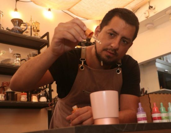 Christopher Piedra, el creador de 𝘎𝘶𝘢𝘯𝘢𝘤𝘰𝘧𝘧𝘦𝘦 de Pueblo Libre. Foto: Fabiola Valle.