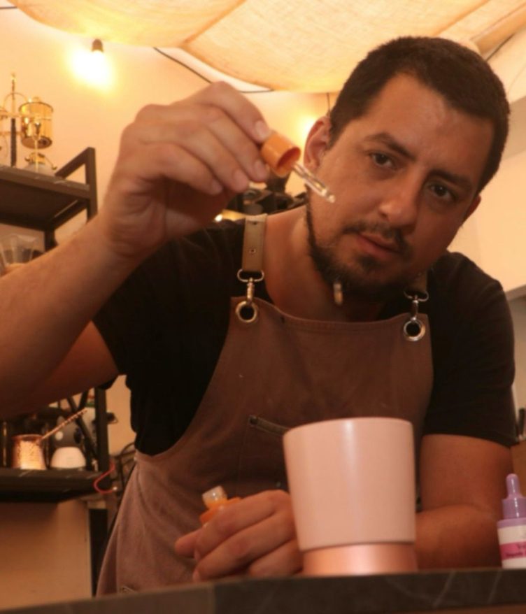 Christopher Piedra, el creador de 𝘎𝘶𝘢𝘯𝘢𝘤𝘰𝘧𝘧𝘦𝘦 de Pueblo Libre. Foto: Fabiola Valle.