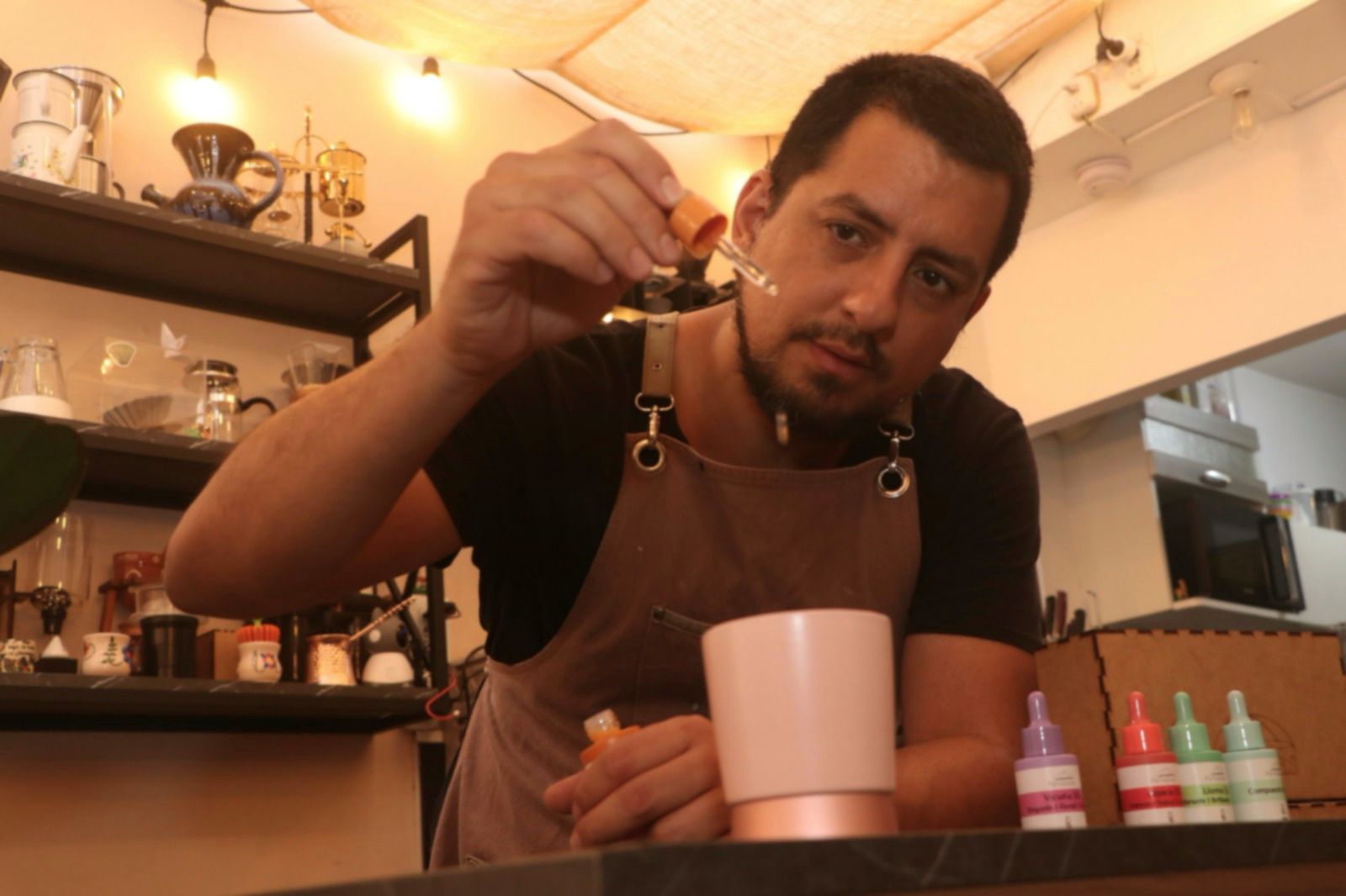 Christopher Piedra, el creador de 𝘎𝘶𝘢𝘯𝘢𝘤𝘰𝘧𝘧𝘦𝘦 de Pueblo Libre. Foto: Fabiola Valle.