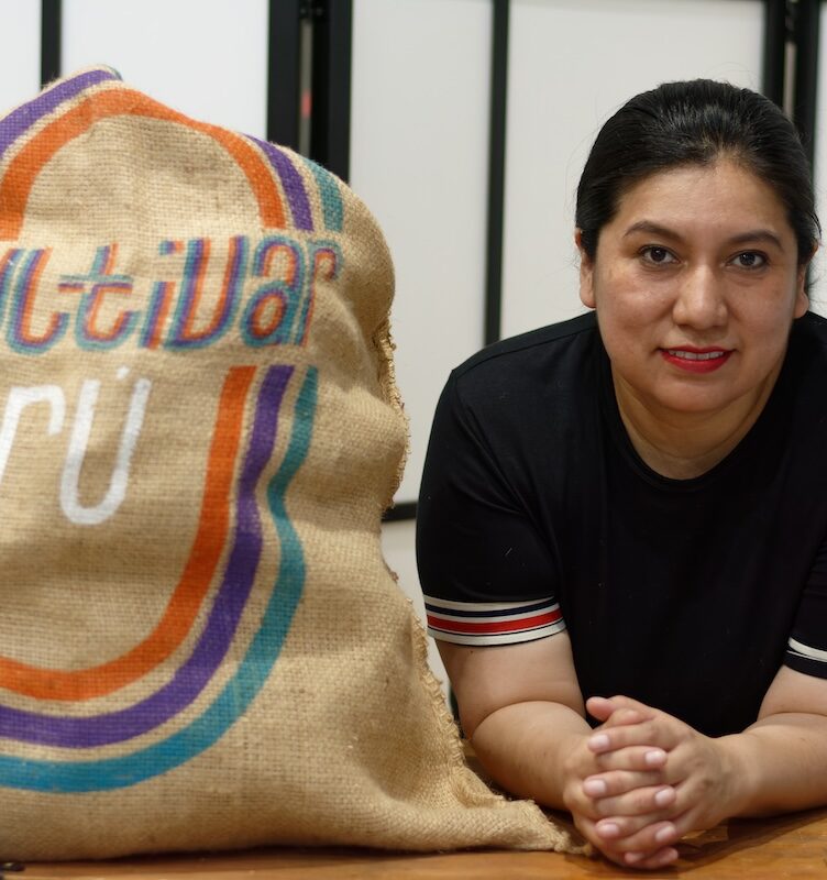 Cuando le preguntan qué siente al representar al café peruano en España, Fanny se emociona. “Wow. Orgullo, compromiso". Foto: Belén Gamarra.