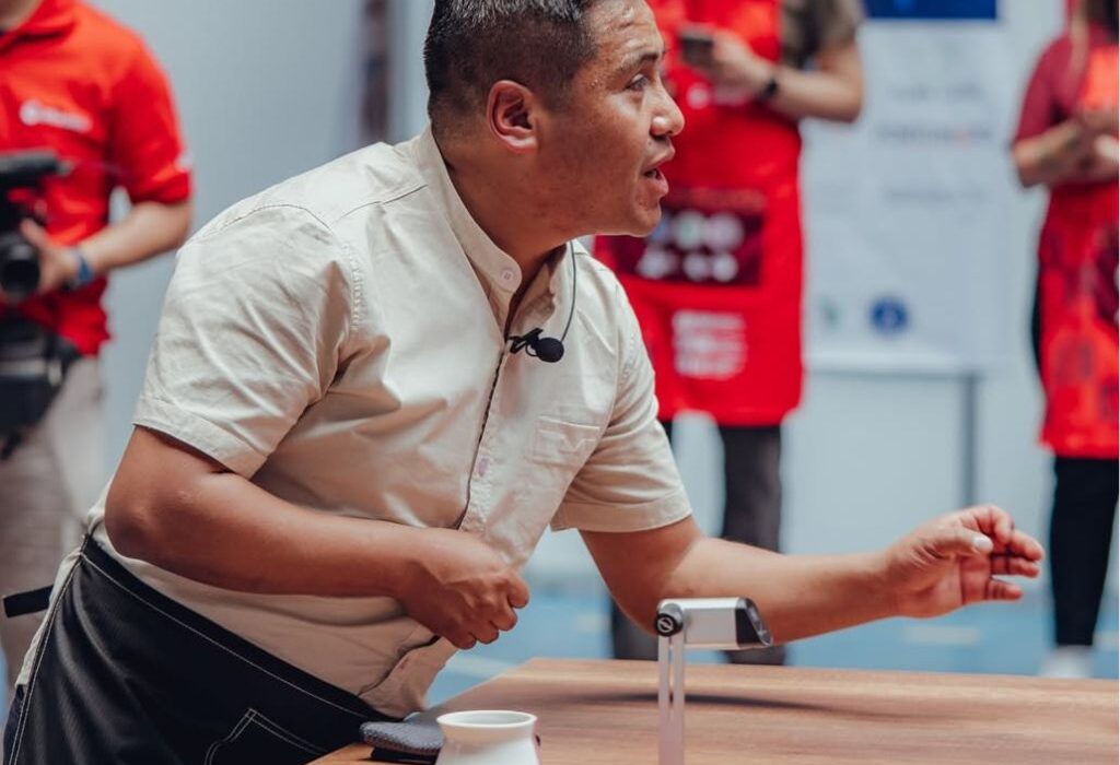 Herber Huamaní, campeón nacional de filtrados 2025, durante su rutina en la FICAFE.