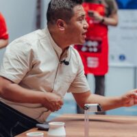 Herber Huamaní, campeón nacional de filtrados 2025, durante su rutina en la FICAFE.