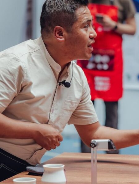 Herber Huamaní, campeón nacional de filtrados 2025, durante su rutina en la FICAFE.