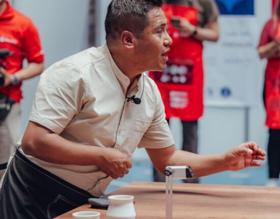 Herber Huamaní, campeón nacional de filtrados 2025, durante su rutina en la FICAFE.