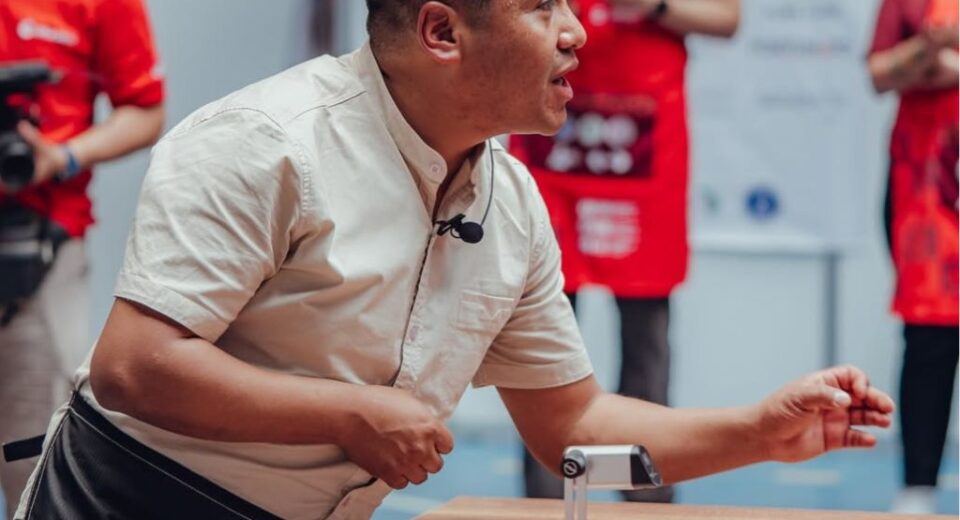 Herber Huamaní, campeón nacional de filtrados 2025, durante su rutina en la FICAFE.