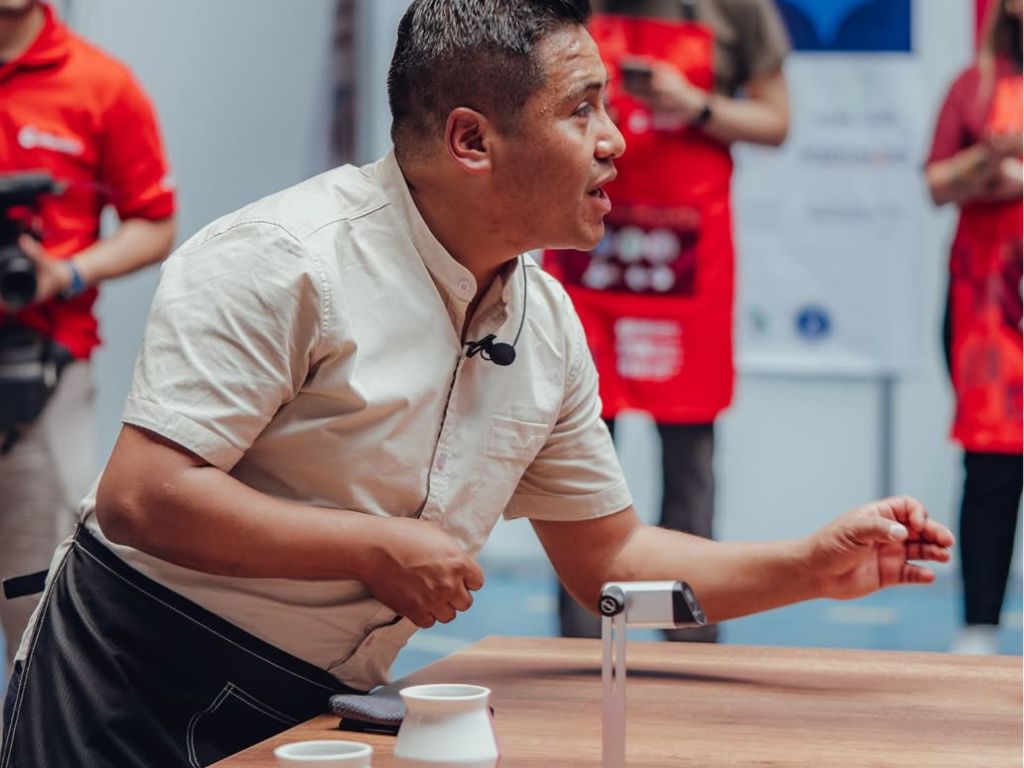 Herber Huamaní, campeón nacional de filtrados 2025, durante su rutina en la FICAFE.